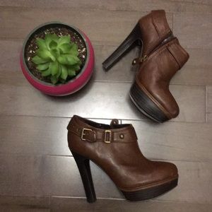 Lightly worn Guess Booties size 6!